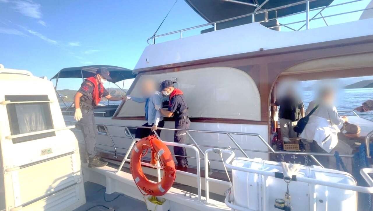 Muğla Açıklarında Peş Peşe Tıbbi Tahliye, Lüks Yattan Yaralı, Balıkçı Teknesinden Rahatsızlanan Şahıs Kurtarıldı 2